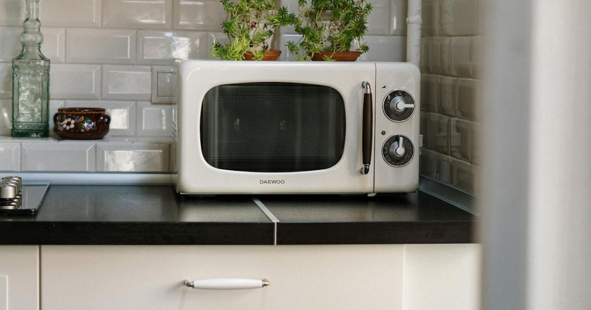 How to Choose a Compact Microwave